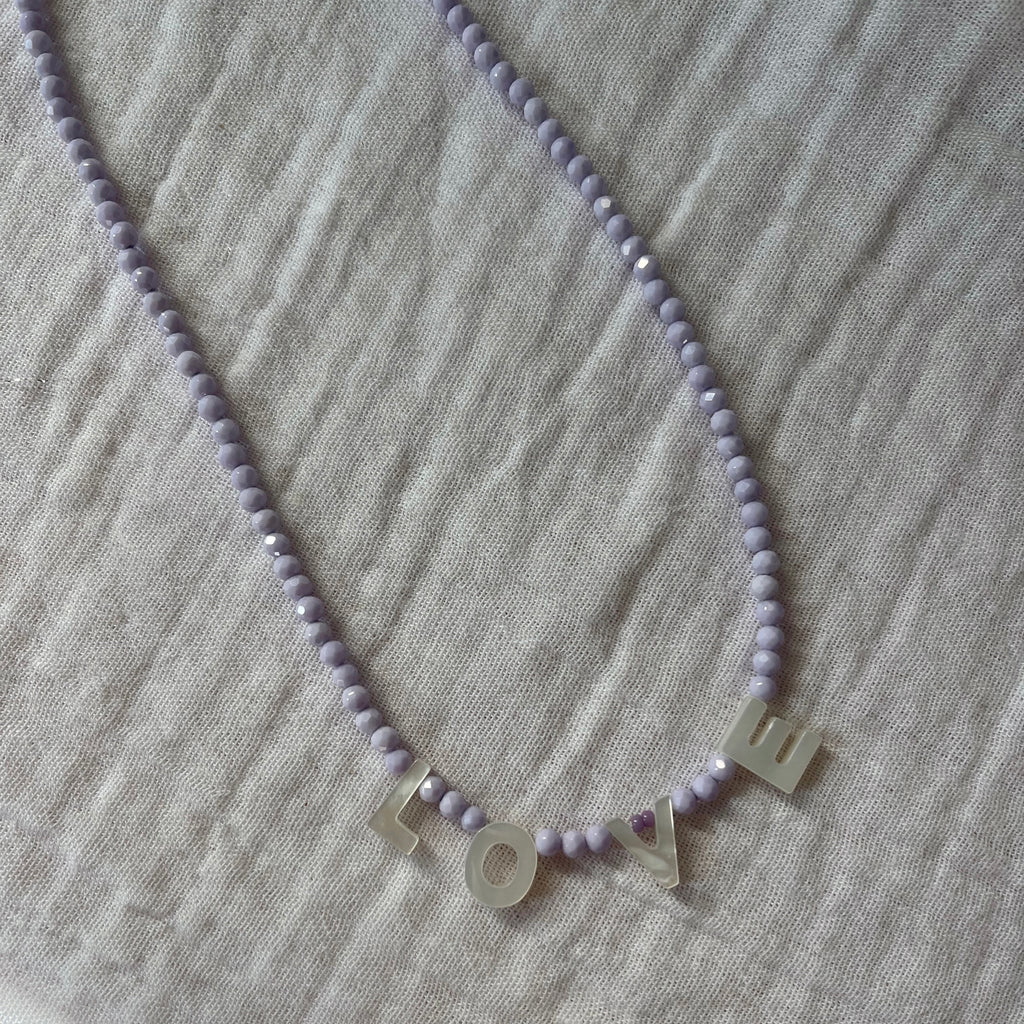 Collier mot nacre lavande