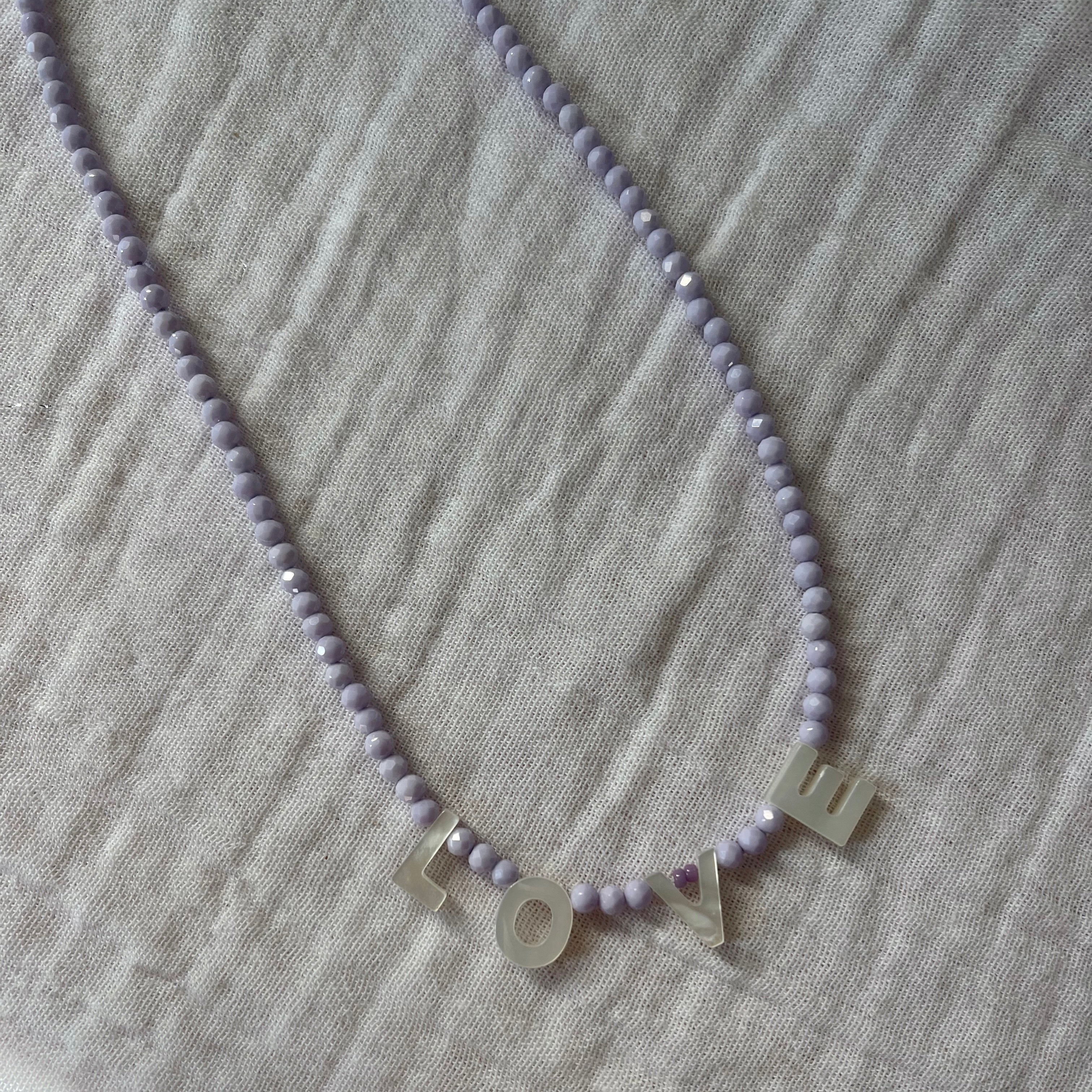 Collier mot nacre lavande