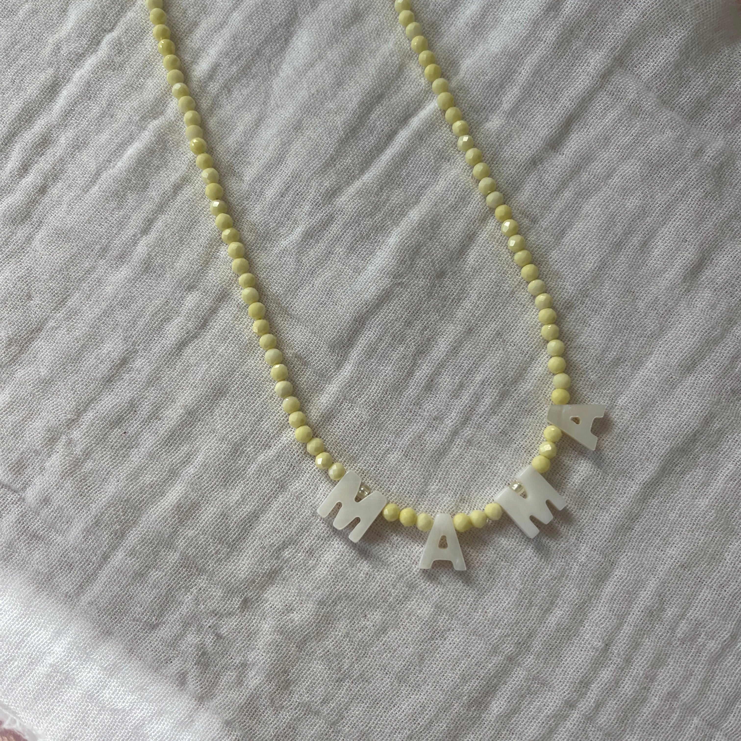 Collier mot nacre jaune