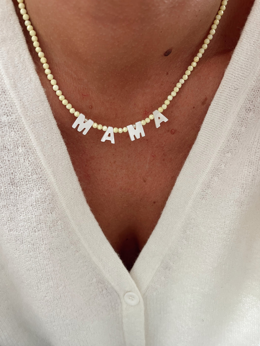 Collier mot nacre jaune
