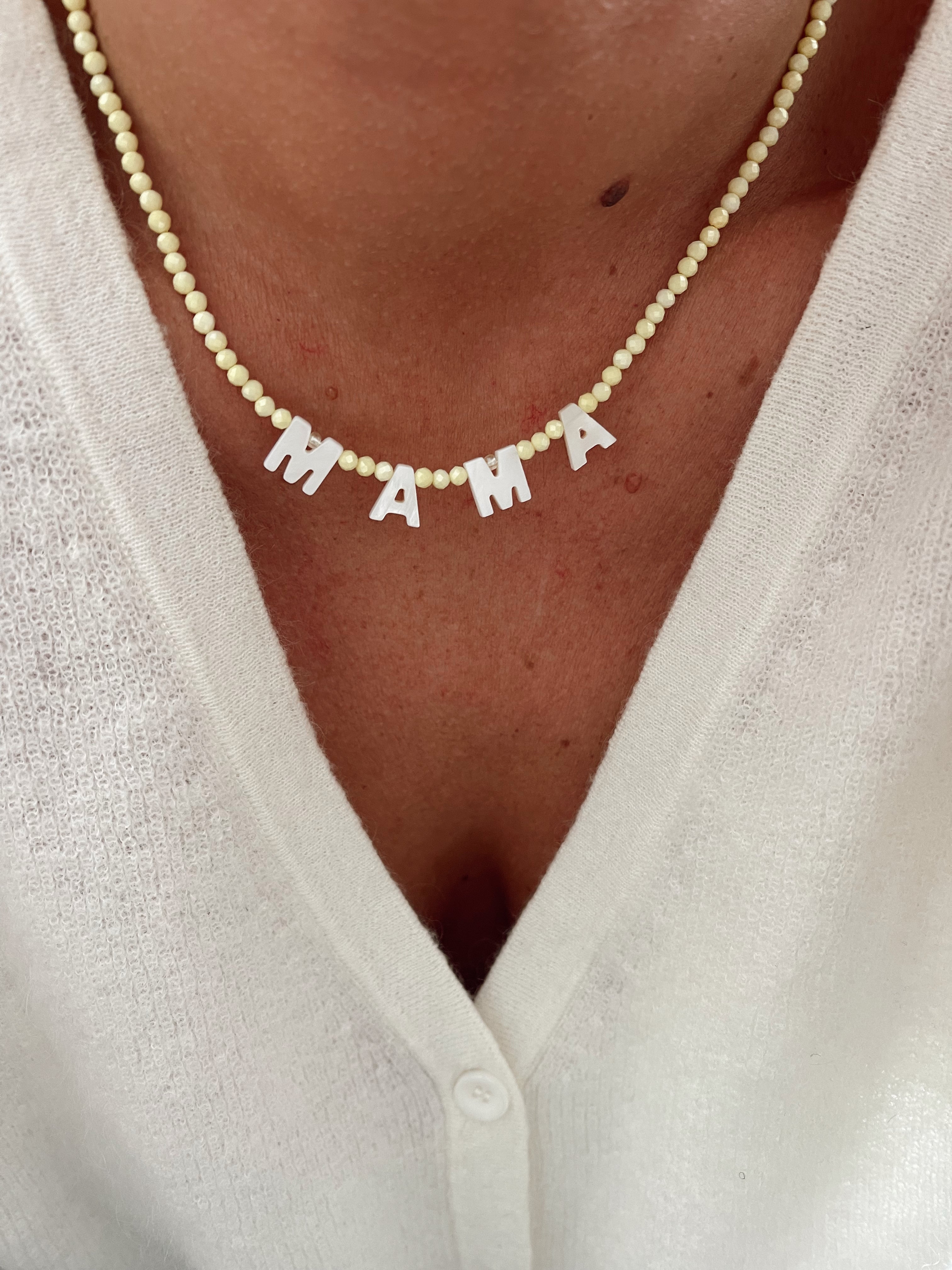 Collier mot nacre jaune