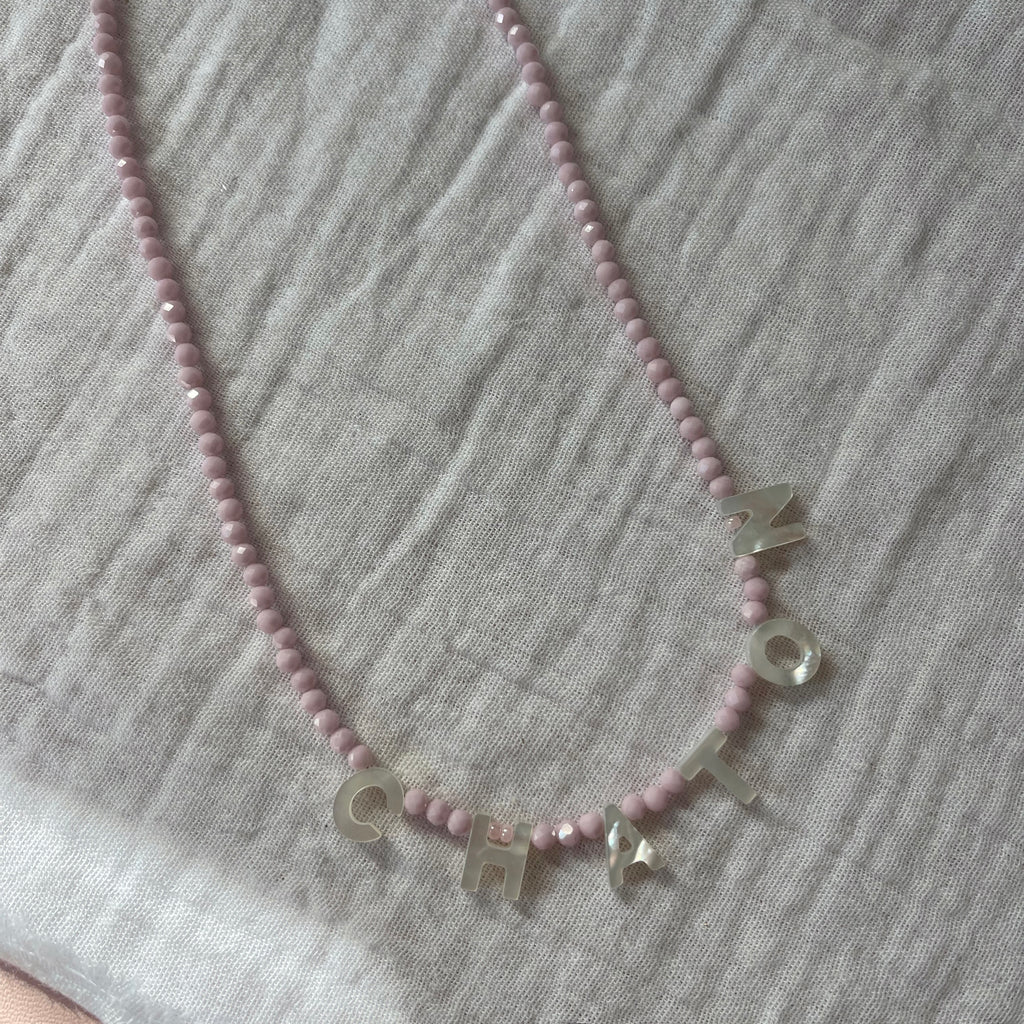 Collier mot nacre rose
