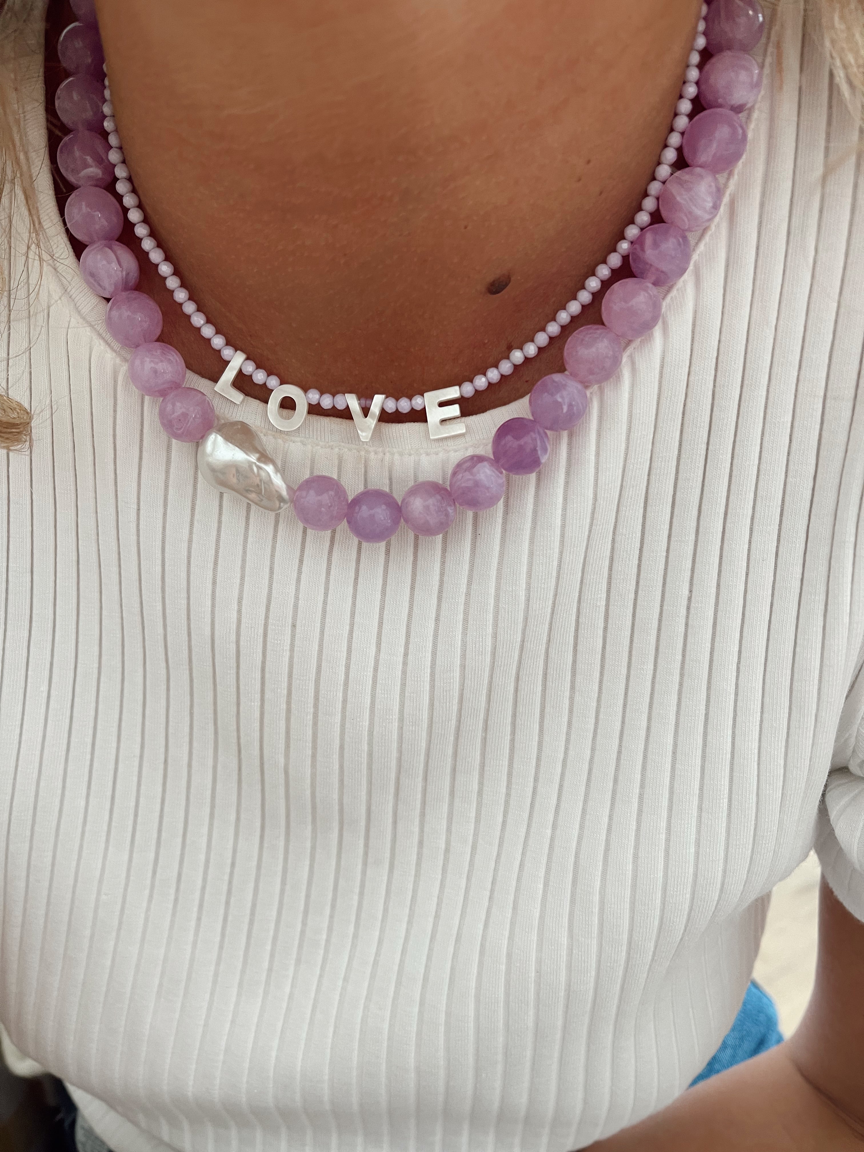 Collier mot nacre lavande